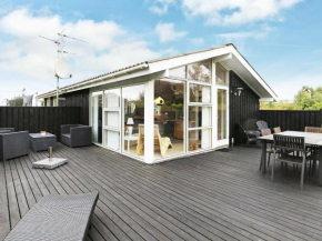 Traditional Holiday Home in Frederikshavn with Terrace, Frederikshavn